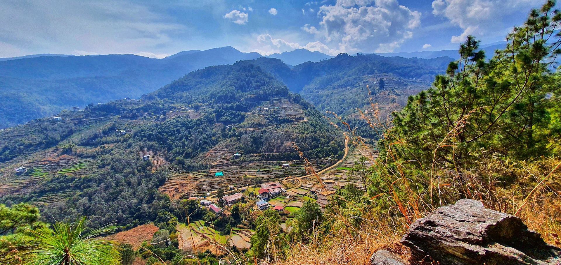 沿着古代跨性别小径的令人惊叹的远景