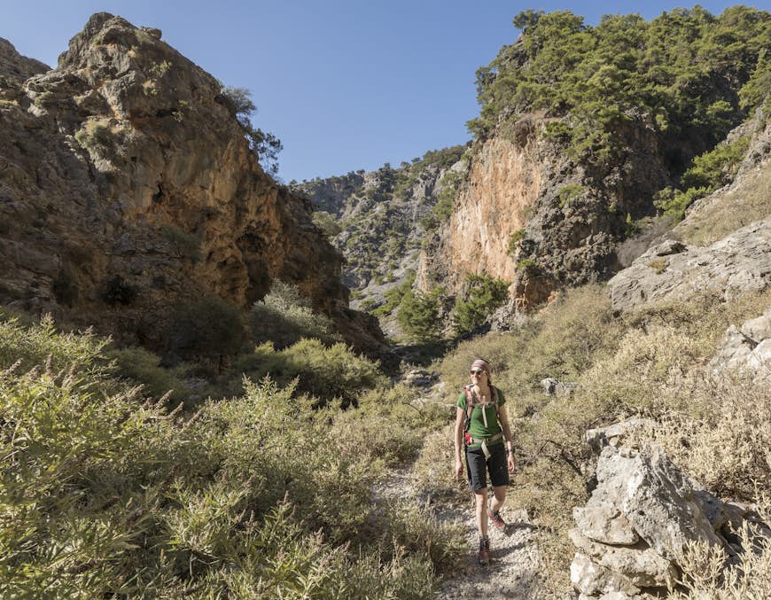 Une randonneuse marchant dans les gorges d'Aradena en Crète