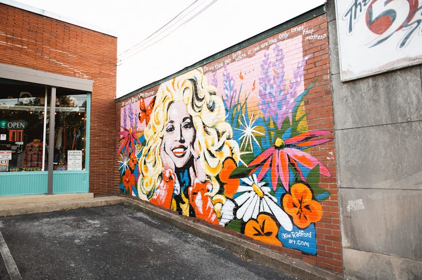 Une peinture murale Dolly Parton rend hommage au soutien de la chanteuse Black Lives Matter à Nashville, Tennessee