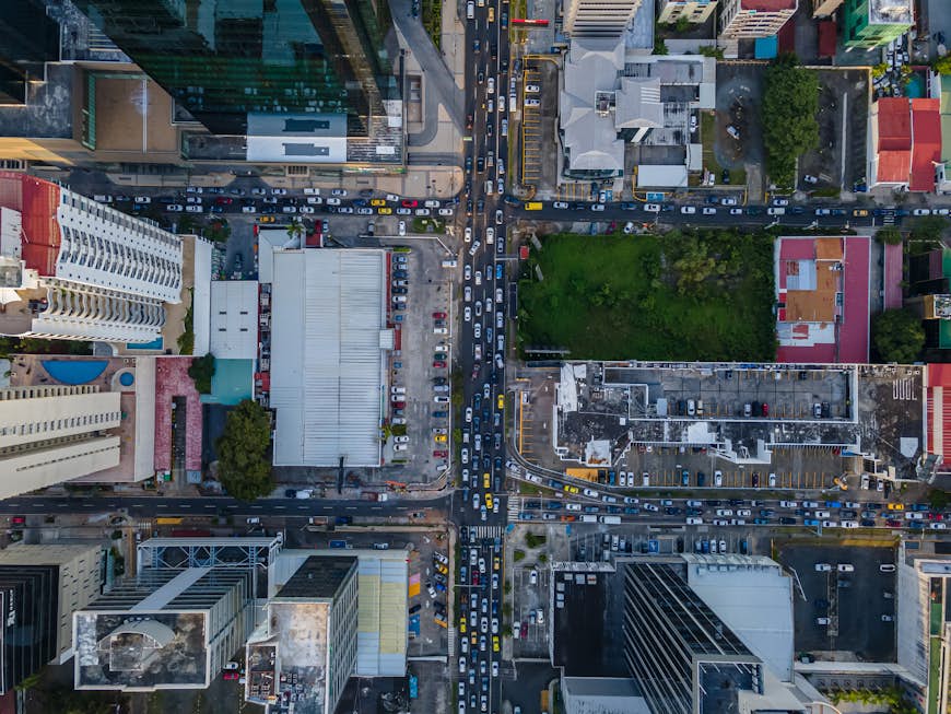 Vue aérienne de la ville de Panama avec des gratte-ciel et de nombreux taxis jaunes en attente dans la circulation dans la rue en contrebas