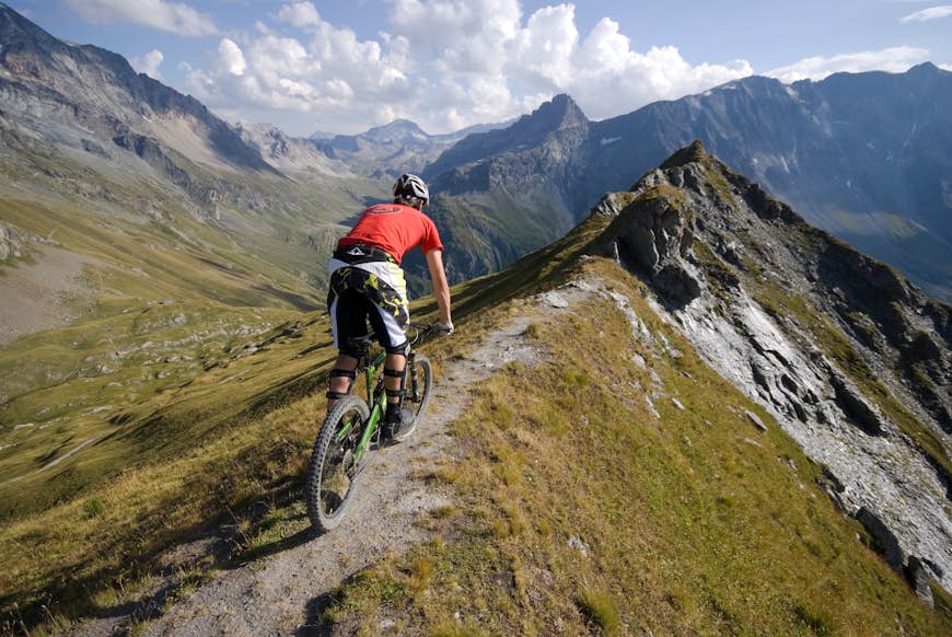 Ένας ποδηλάτης βουνού οδηγεί ένα μονοπάτι σε μια κορυφογραμμή κοντά στο Les Arcs στις γαλλικές Άλπεις