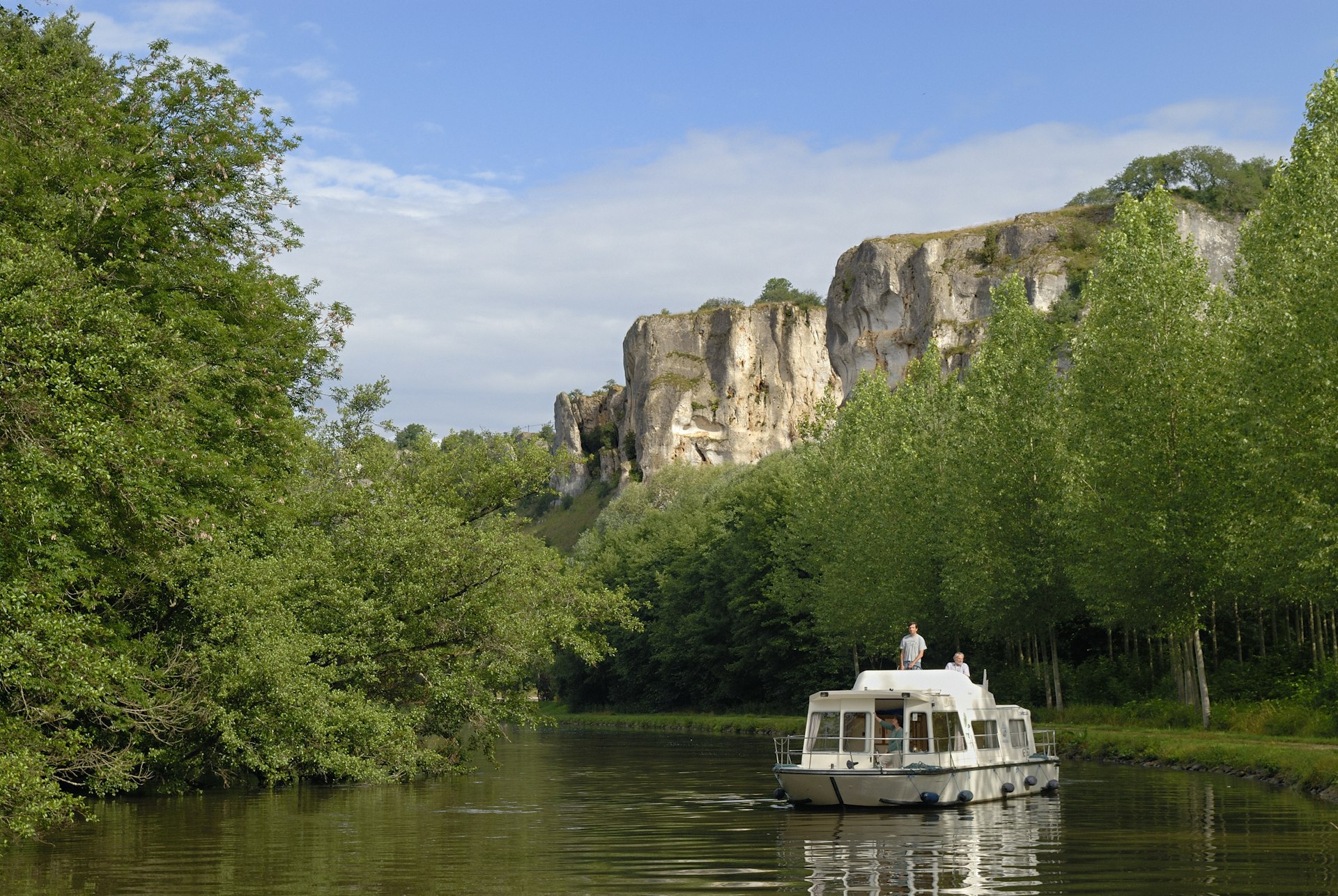 Boating near Rochers du Saussois on the Canal du Nivernais