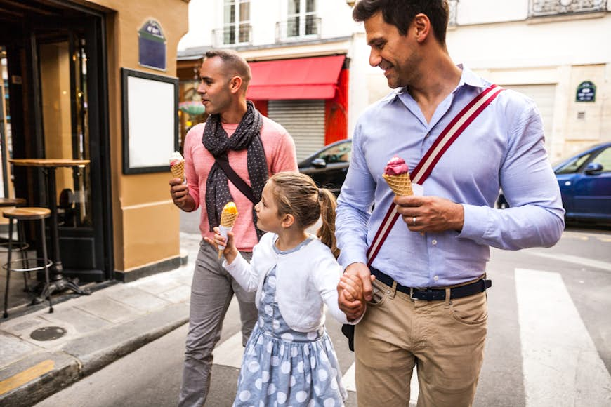 Gay male couple promenades avec jeune fille, le tout avec des cornets de crème glacée, Paris, Île de France, France