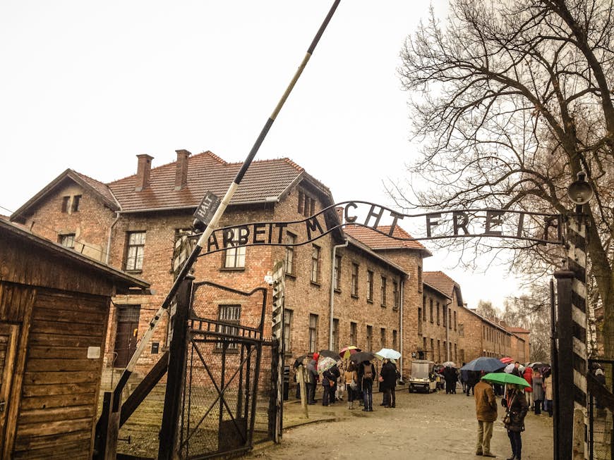     Entrée du tristement célèbre Auschwitz, ancien camp d'extermination nazi et musée actuel.  Au-dessus de la porte se trouvent les mots arbeit macht frei (