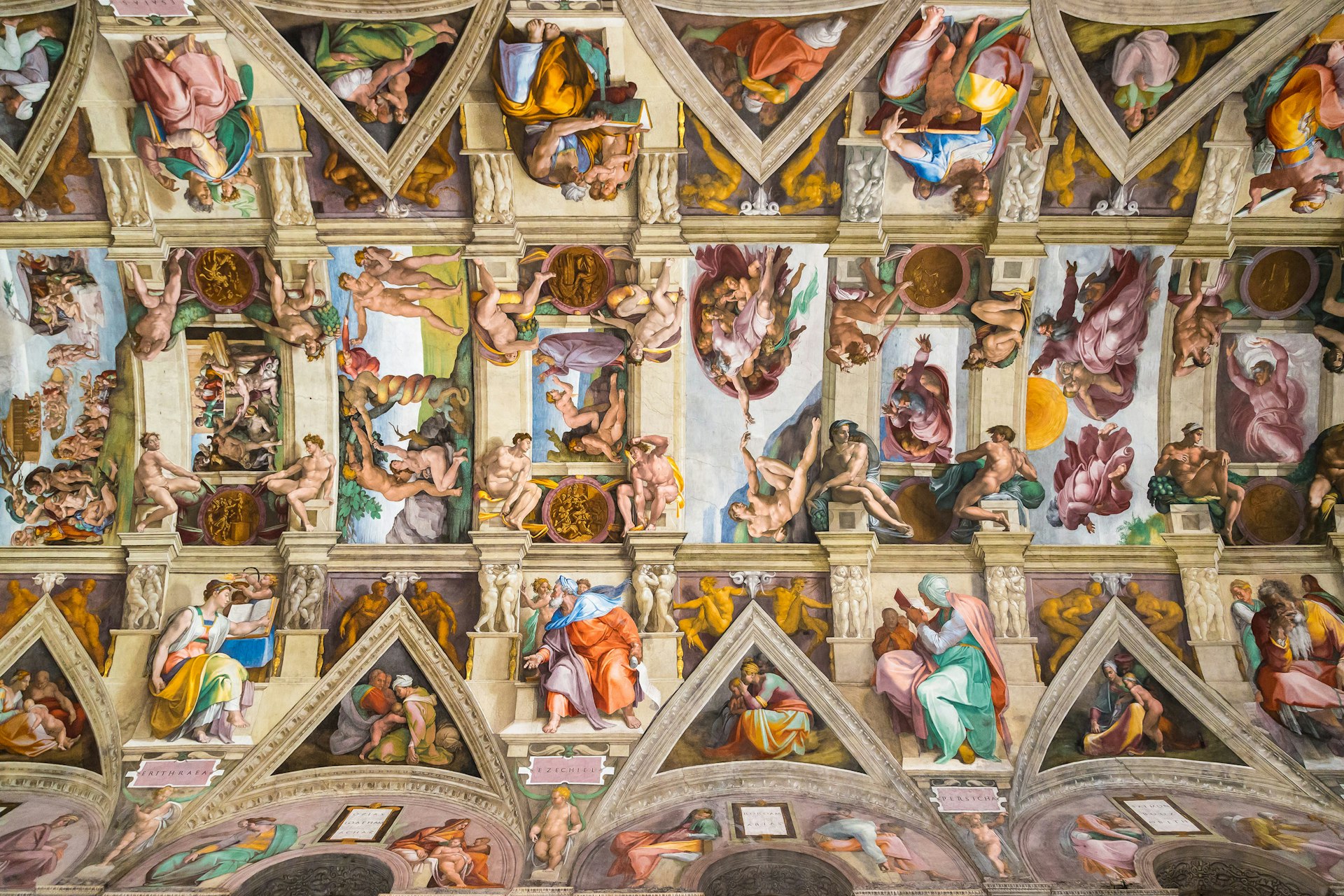 Ceiling of the Sistine chapel in the Vatican museum - things not to do in Italy