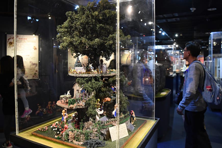Les visiteurs voient des miniatures exposées au Musée de la Miniature à Taipei, Taiwan