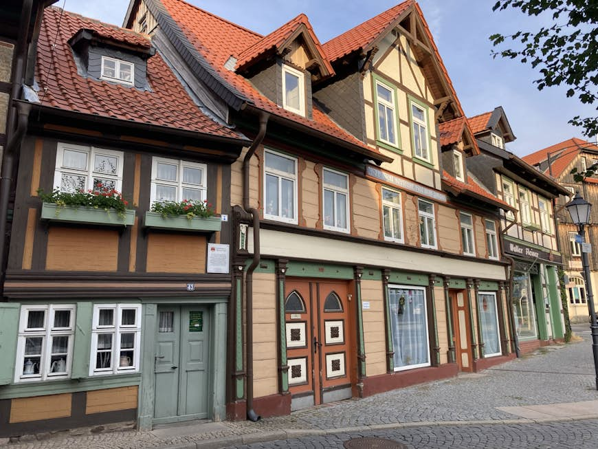 Das kleinste Haus in Wernigerode, Deutschland (links). 