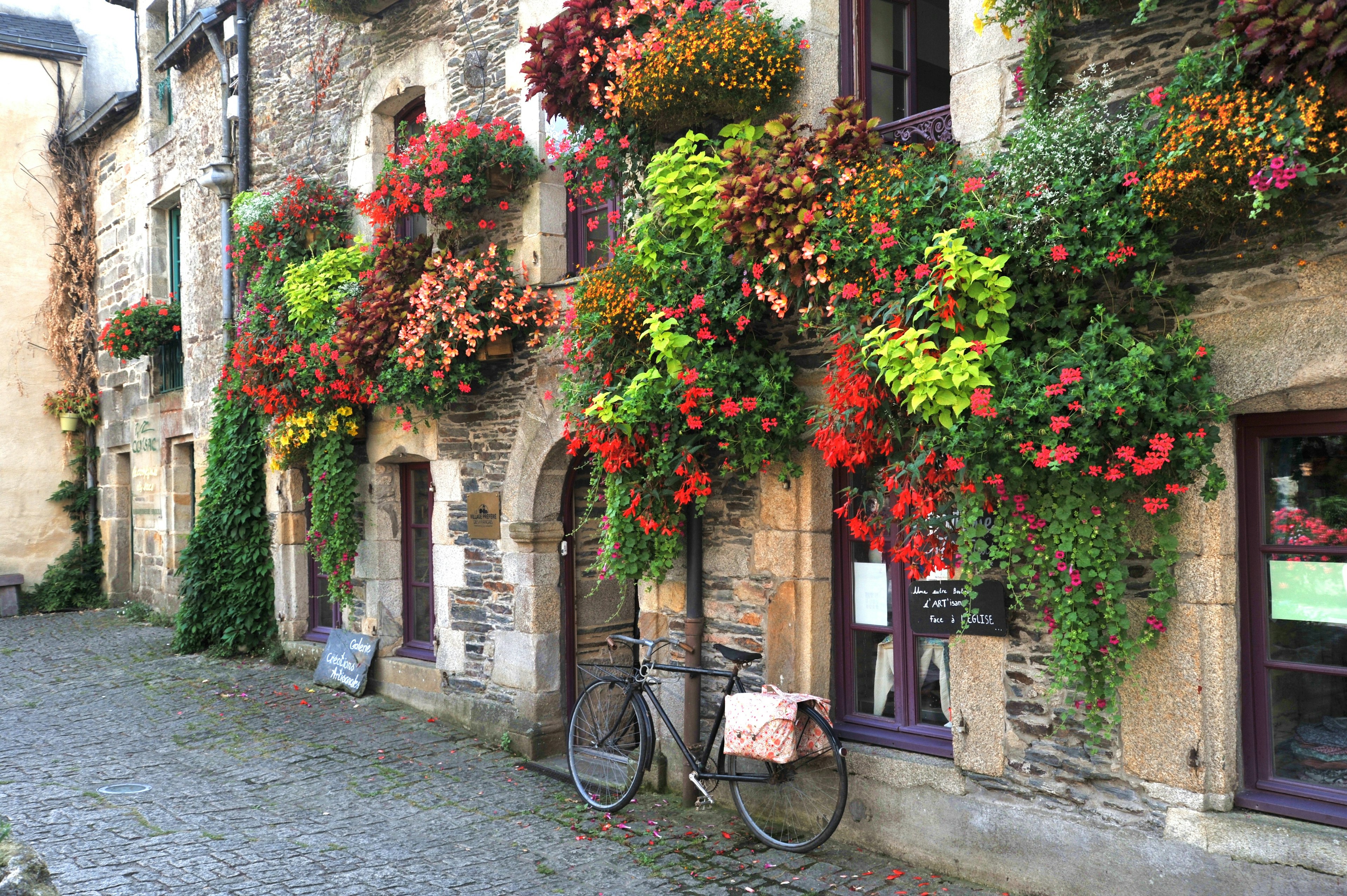 Rochefort,En,Terre-august,2018:,A,Bike,Is,Parked,Against,A