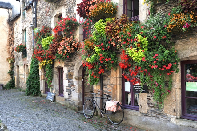 Rochefort,En,Terre-august,2018:,A,Bike,Is,Parked,Against,A