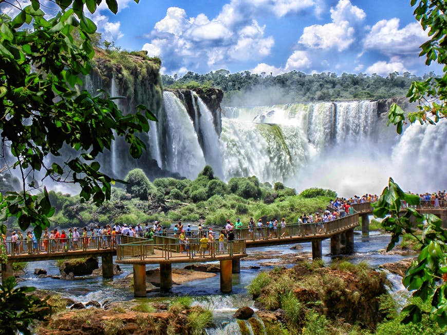 Besökare på en strandpromenad vid Foz do Iguazu vattenfall