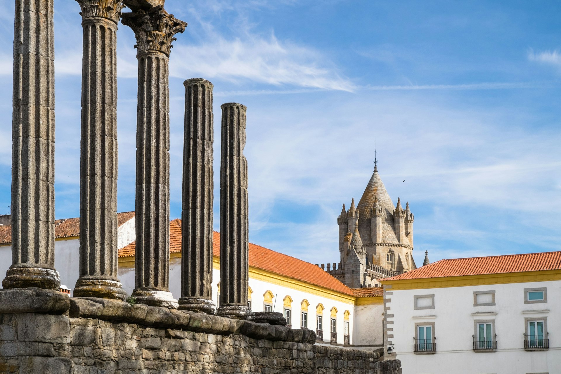 Древние римские руины в городе Эвора в Португалии