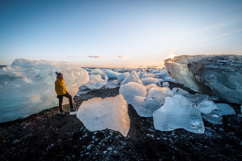 At the Diamond Beach, the icebergs which fill the Jökulsárlón glacier lagoon wash up on shore, creating a stark contrast with the volcanic black sand. This beautiful display makes it a favourite location for photographers and nature-lovers.