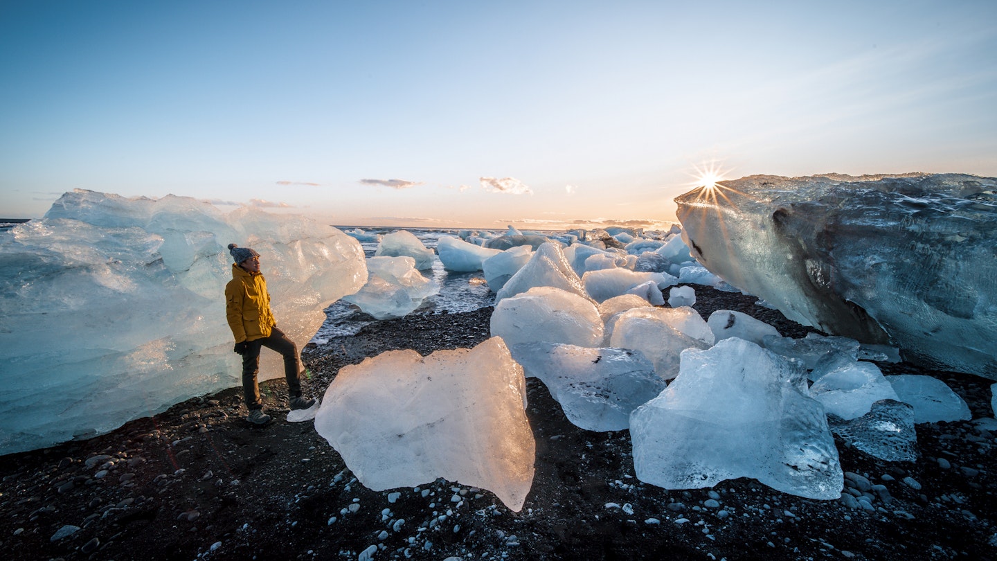 At the Diamond Beach, the icebergs which fill the Jökulsárlón glacier lagoon wash up on shore, creating a stark contrast with the volcanic black sand. This beautiful display makes it a favourite location for photographers and nature-lovers.