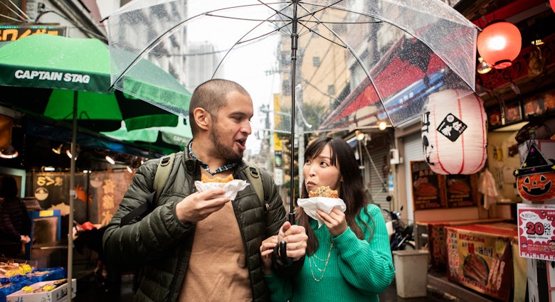 An internationally married couple who came to Tsukiji for sightseeing while eating fried food 