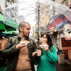 An internationally married couple who came to Tsukiji for sightseeing while eating fried food