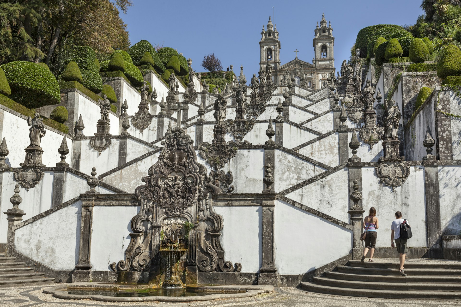 Туристы поднимаются по ступенькам в Бом-Жезуш-ду-Монте недалеко от Браги, Португалия.