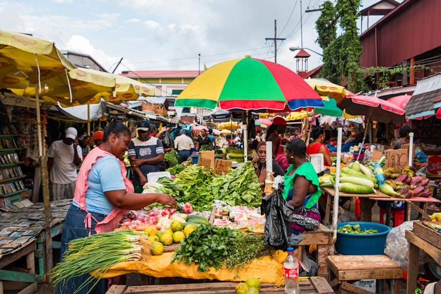 Försäljare säljer produkter på Stabroek-marknaden i Georgetown, Guyanas huvudstad, Sydamerika