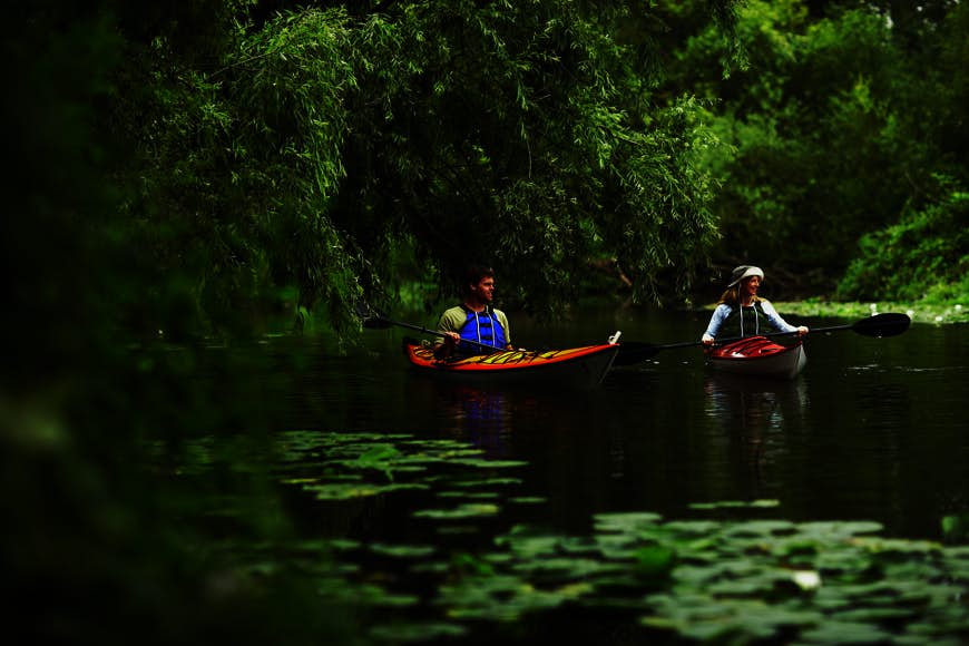 Couple canoeing on lake, Seattle, Washington, USA