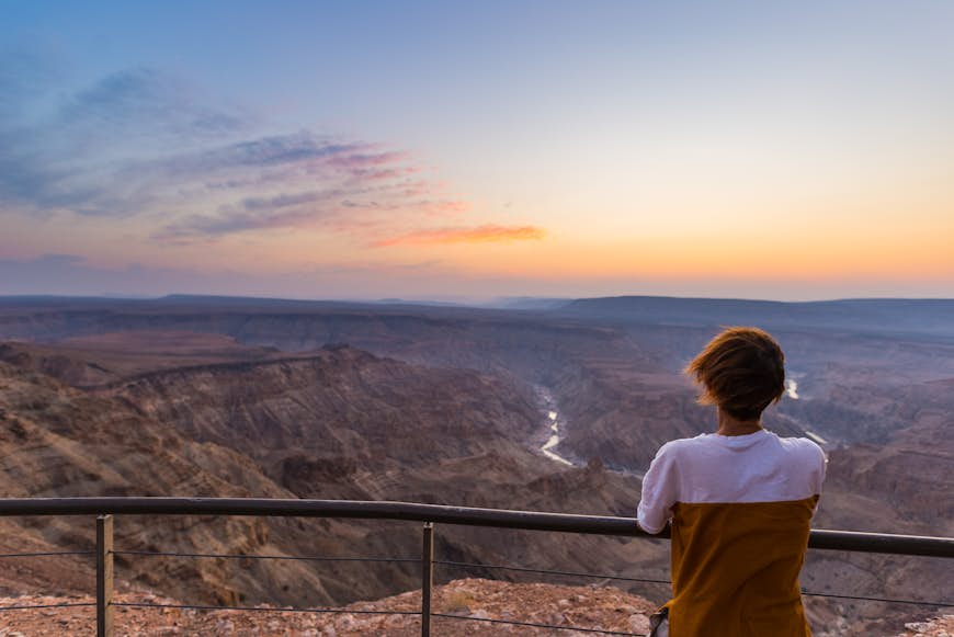 Turist tittar på Fish River Canyon, Namibia