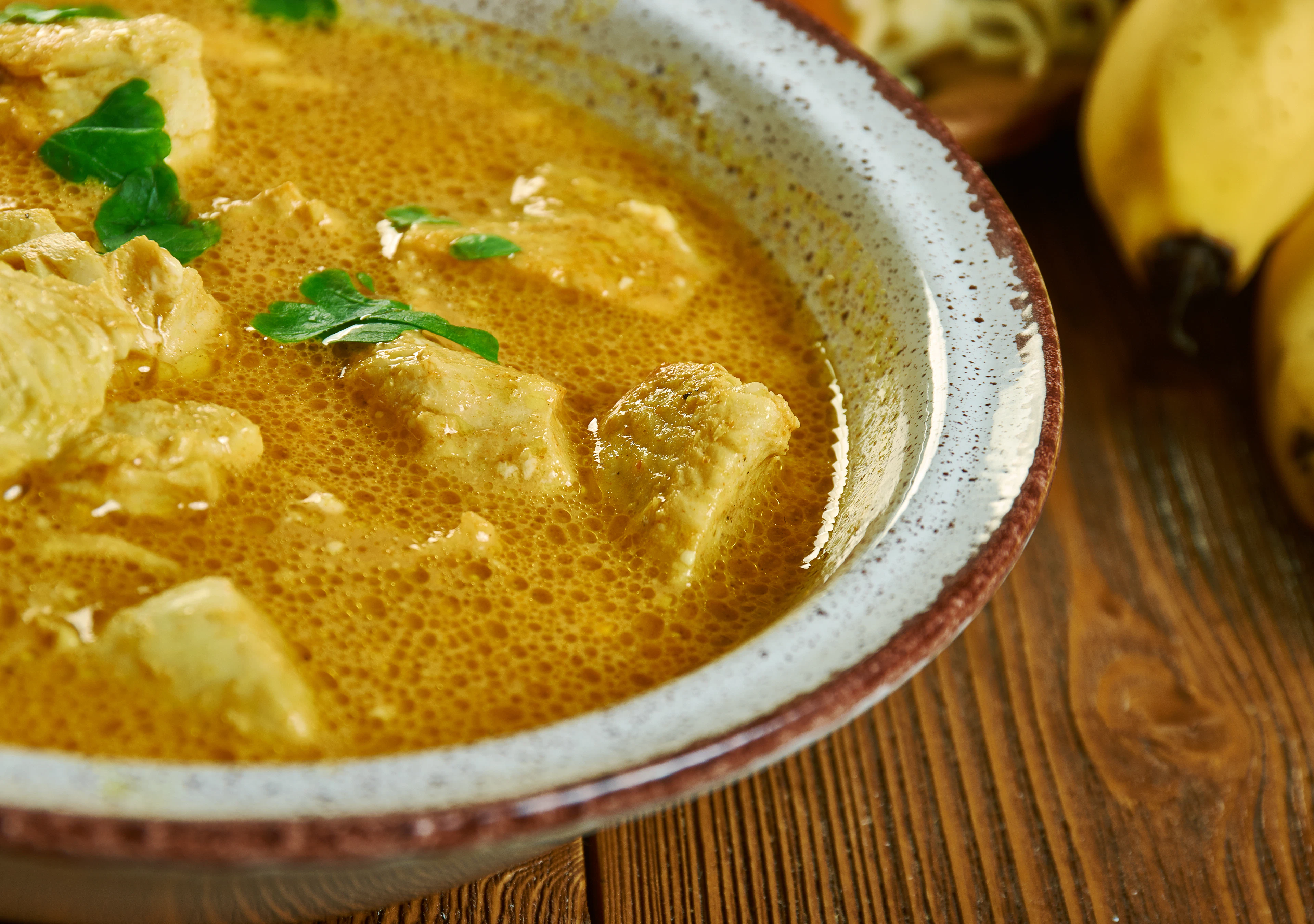 Чаша традиционного супа из арахиса, вид сверху