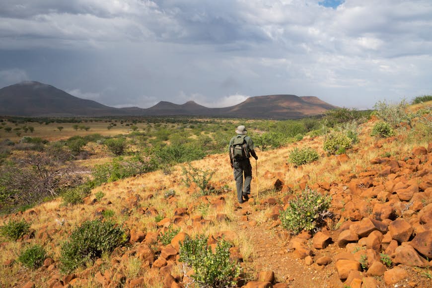 Un tracker ouvre la voie le long d'un chemin de montagne à Etendeka, Namibie