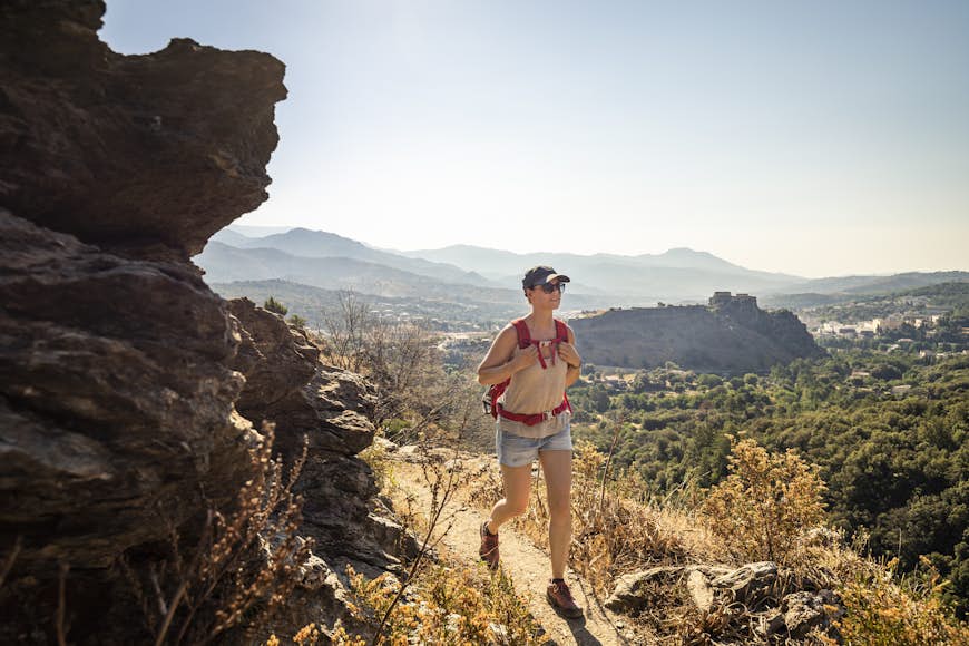 Kvinnlig vandrare under vandring i Tavignano Valley, Corte, Haute-Corse, Korsika, Frankrike