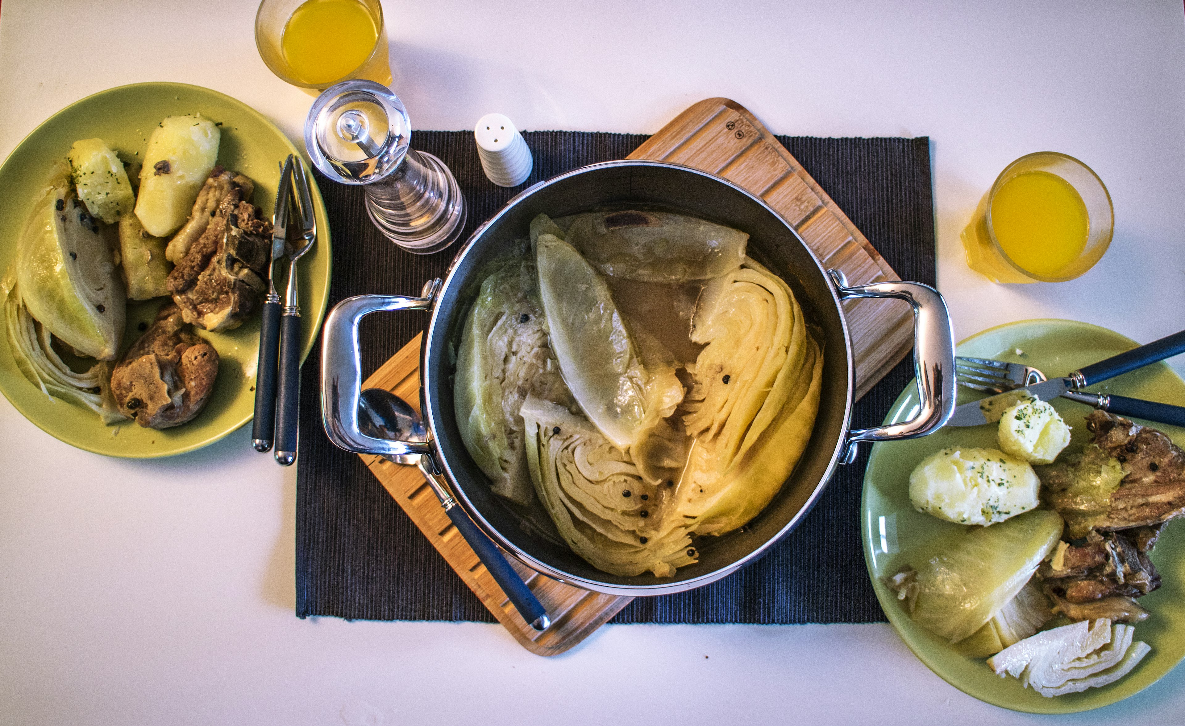 A pot of åå with the stew served on two set plates