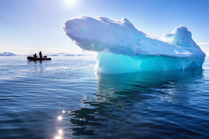 Ett blått isberg i Nordfjorden, Svalbard