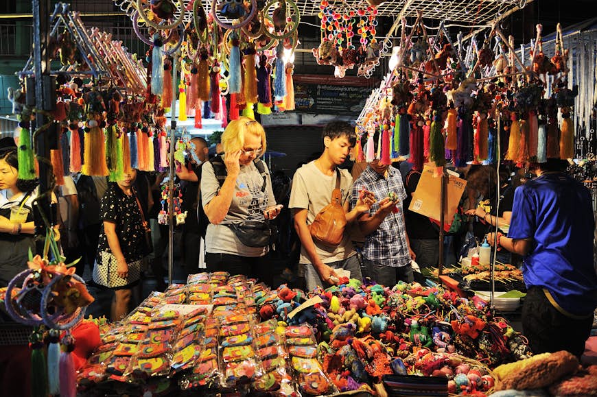 Populära turistsouvenirer och besök den lokala hantverksmarknaden hålls varje lördag.