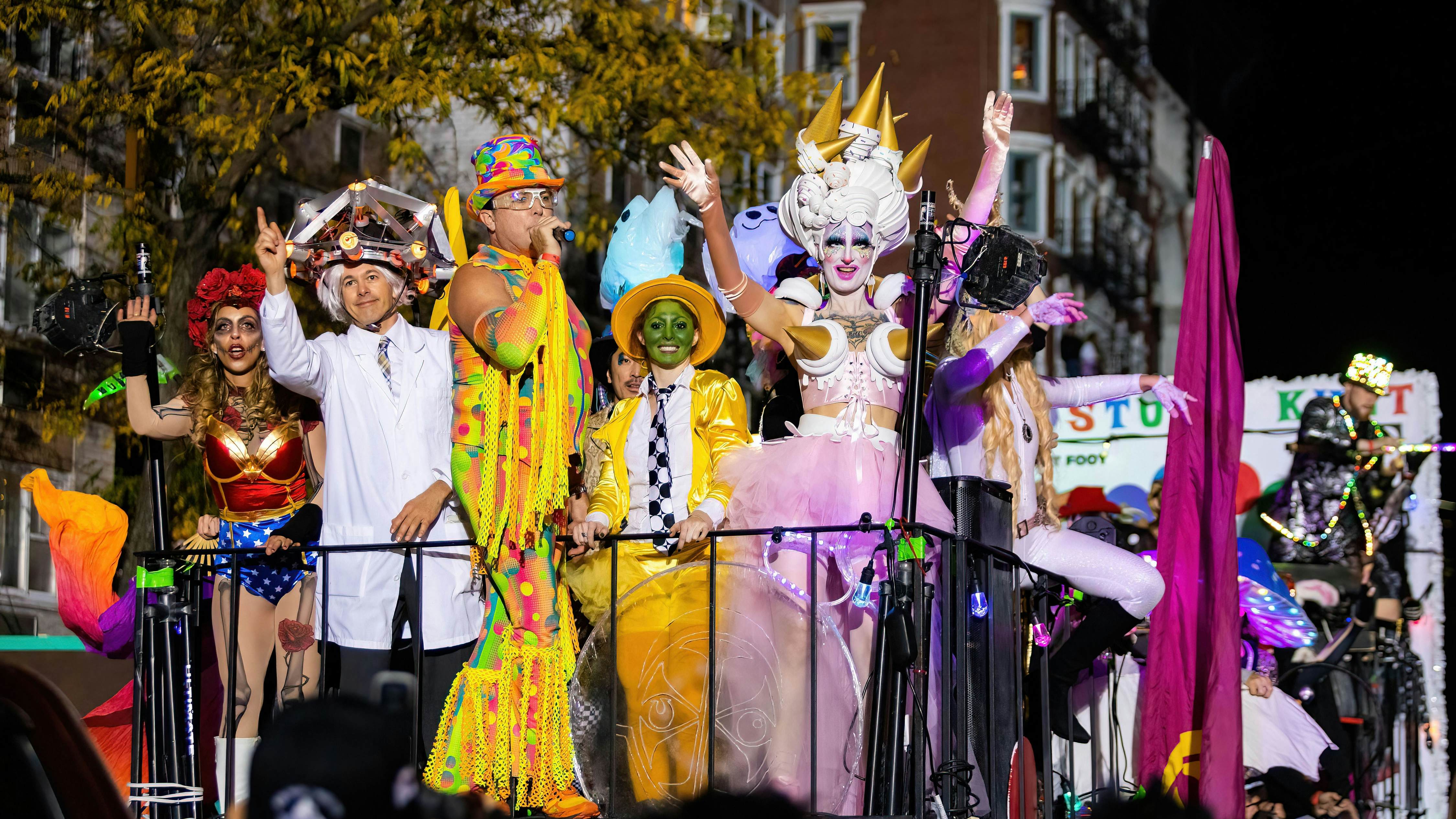 New York, NY - 31. října 2021: Krásné a děsivé kostýmy na Halloweenském průvodu NYC Village;  Shutterstock ID 2068200707;  váš: Zach Laks;  gl: 65050;  netsuite: Online Editorial;  plné: Objevte