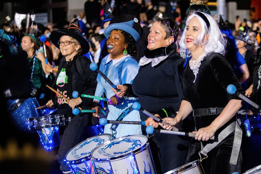Ponořte se do slavnostního ducha na newyorském halloweenském průvodu; Nejlepší místa k oslavě Halloweenu v USA