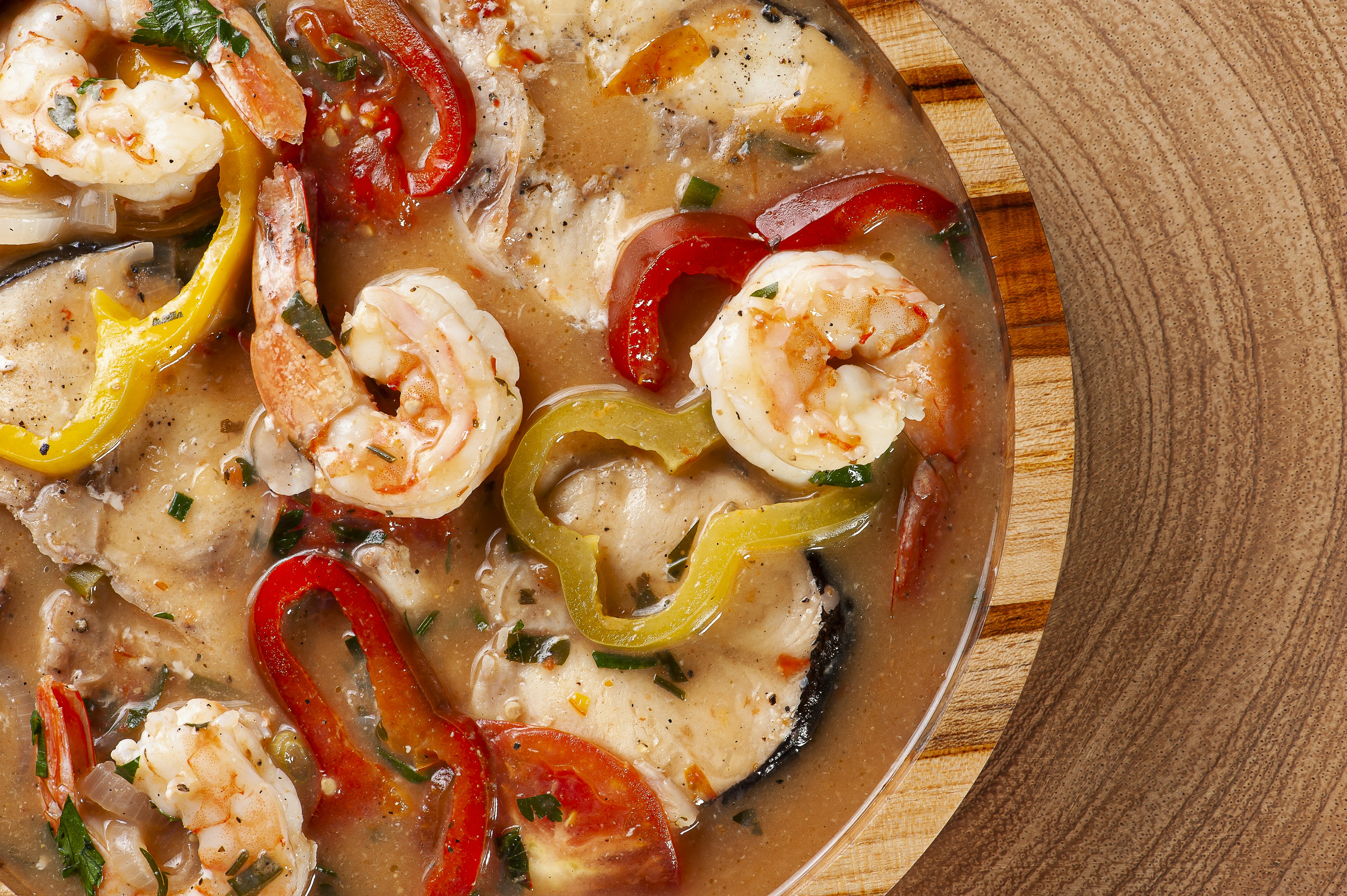 Вид сверху на популярное бразильское блюдо под названием моqueка