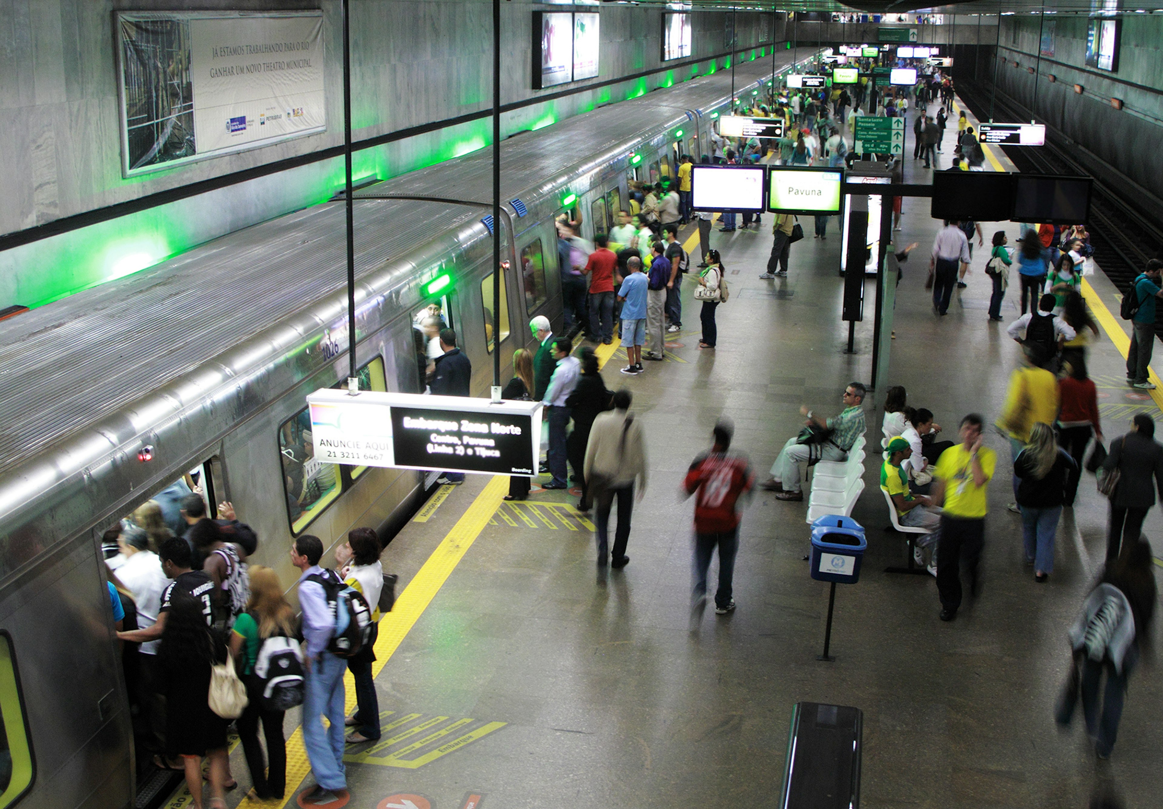 In Cinelandia station, passengers try to board the train going north direction while others wait