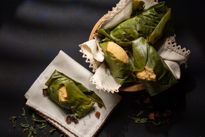 A steamed cake wrapped in an achira leaf