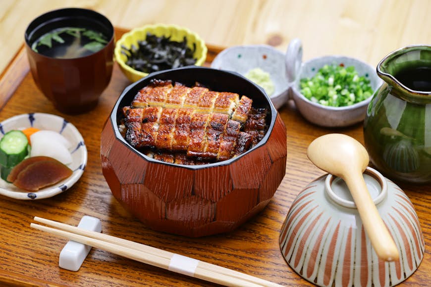 ひつまぶしは、焼きうなぎをのせた日本の名古屋めしです。 うなぎは小ぶりで、白飯や薬味、オリジナルの出汁やお茶と一緒に楽しめます。