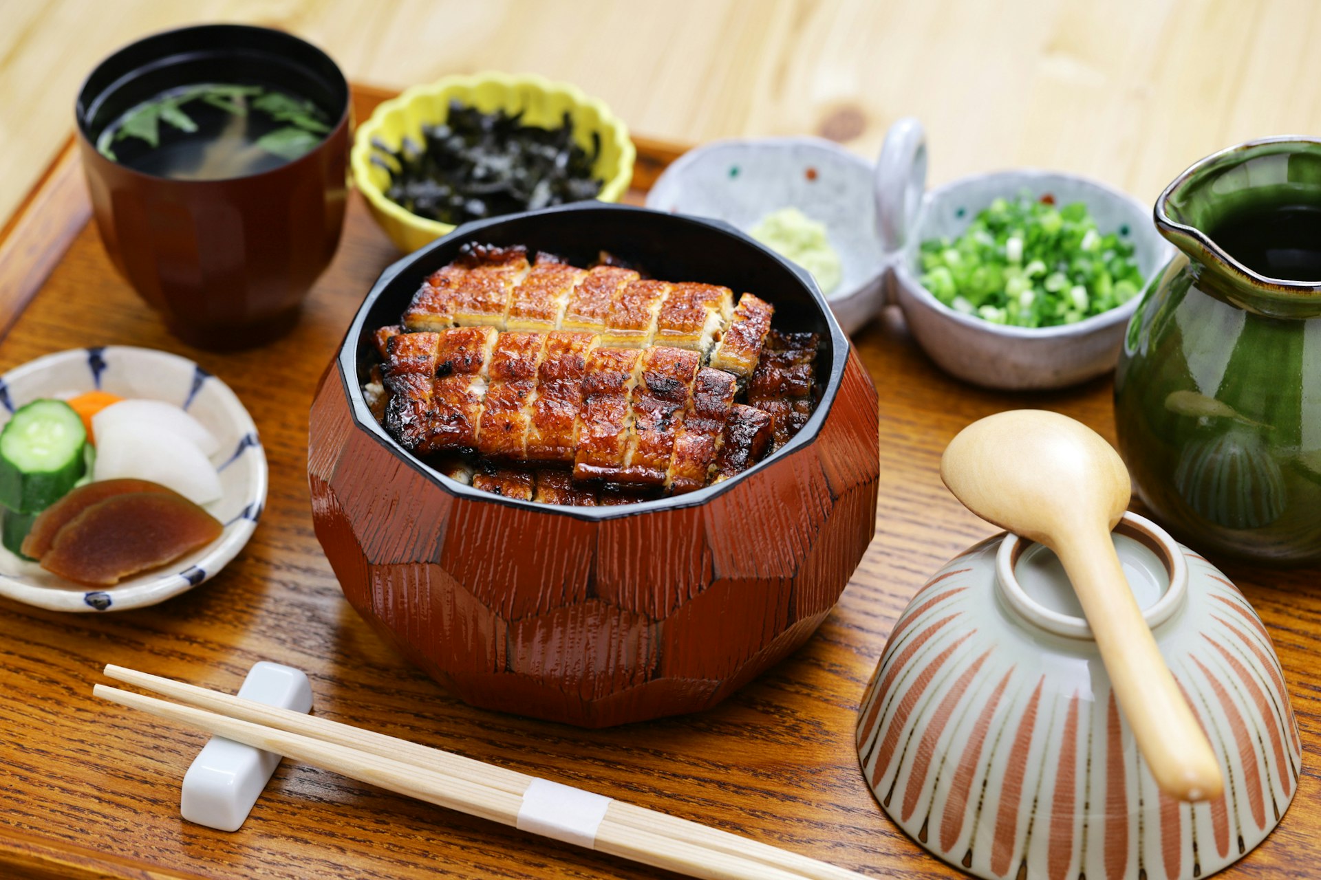 Un bol de hitsumabushi est un plat de riz japonais Nagoya décoré d'anguille Unagi grillée au sommet.  L'anguille est servie en morceaux plus petits qui permettent de la déguster simplement avec du riz nature, ou des condiments d'accompagnement et un bouillon de soupe original ou un thé chaud.