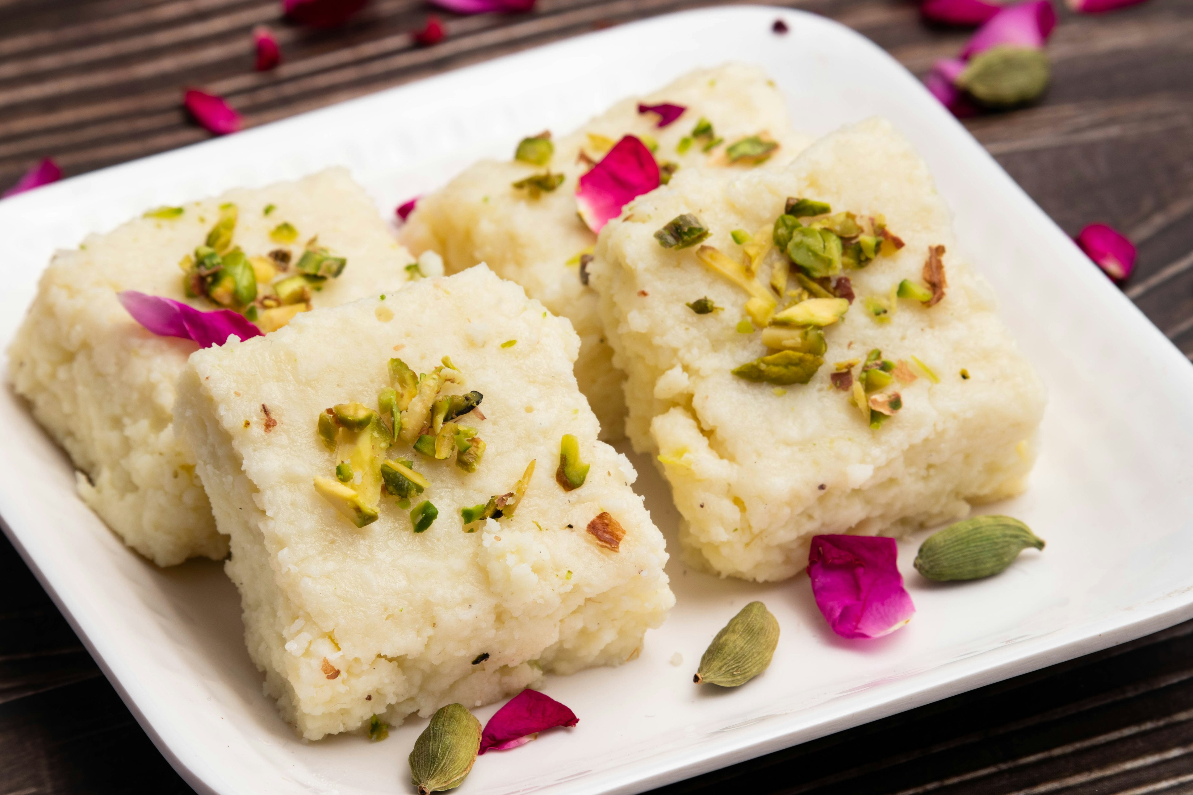 Indian Mithai Hot Kalakand Burfi Also Known As Alwar Mawa Qalaqand Barfi, Mishri Mava Or Khoa Milkcake Is Made Of Solidified Milk Meetha Doodh Khoya Malai Paneer. Topped With Crushed Pista And Elaichi