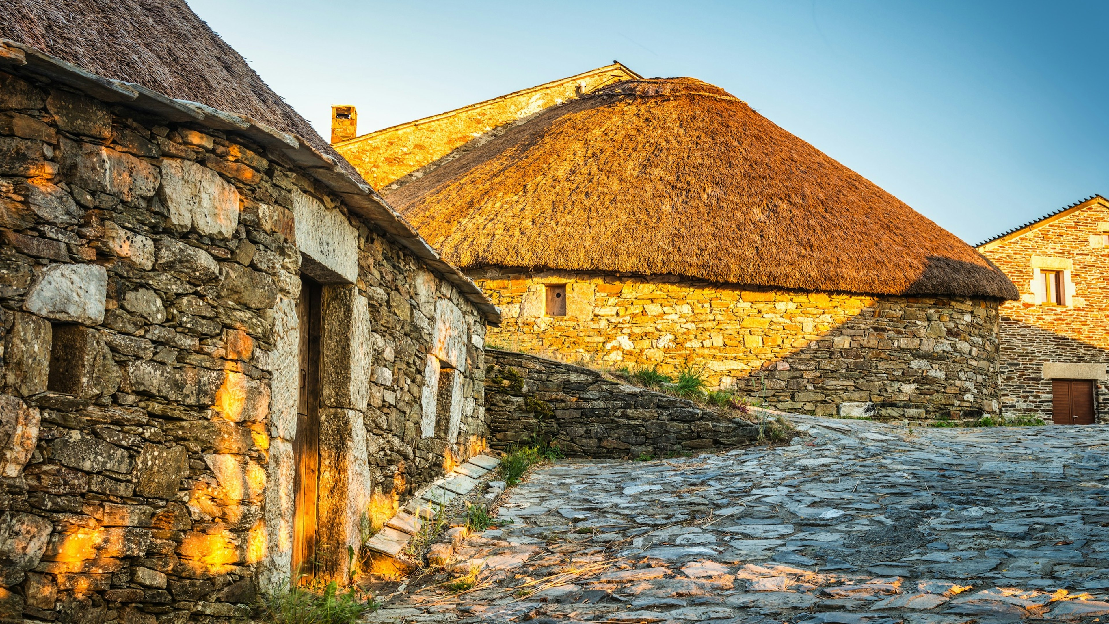 O,Cebreiro,,Spain.,Historic,Stone,Huts,At,Sunset