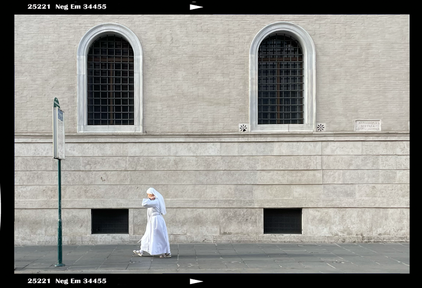 Una suora che cammina a Roma