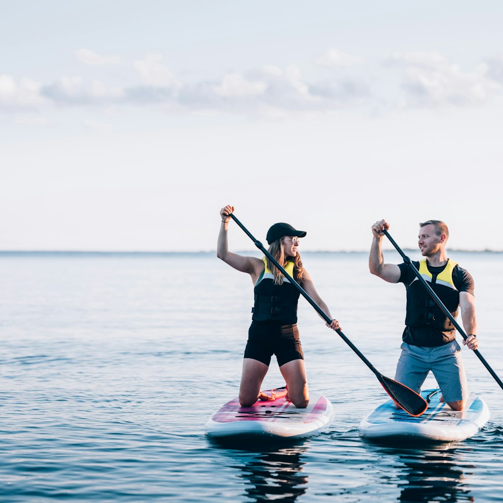 Millennial couple Paddle boarding on Lake Ontario in the evening.
1167605886