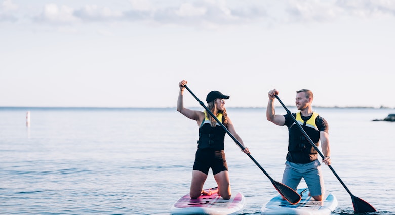 Millennial couple Paddle boarding on Lake Ontario in the evening.
1167605886