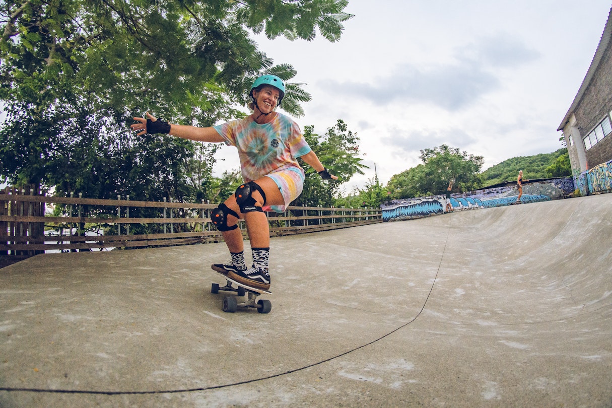 Lexi Cross skateboarding in El Salvador © Lexi Cross