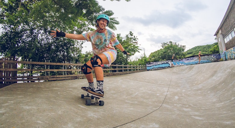 Lexi Cross skateboarding in El Salvador © Lexi Cross