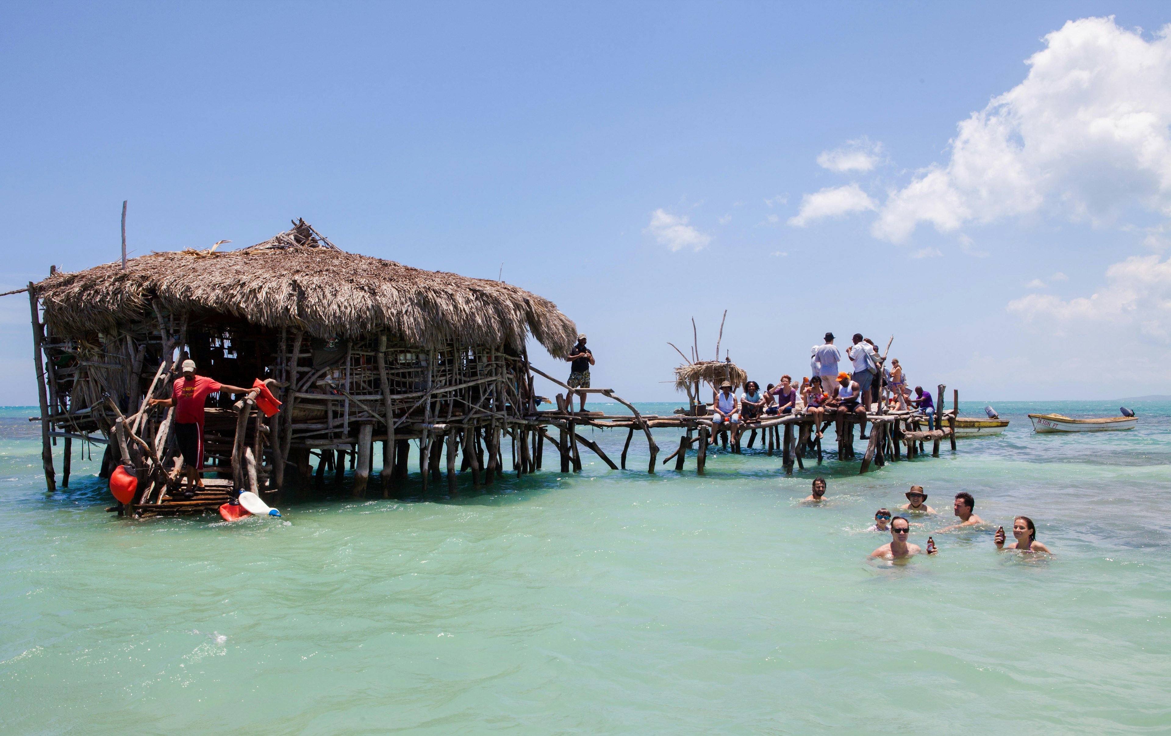 The famous Pelican bar located in the sea in Jamaica © Alamy