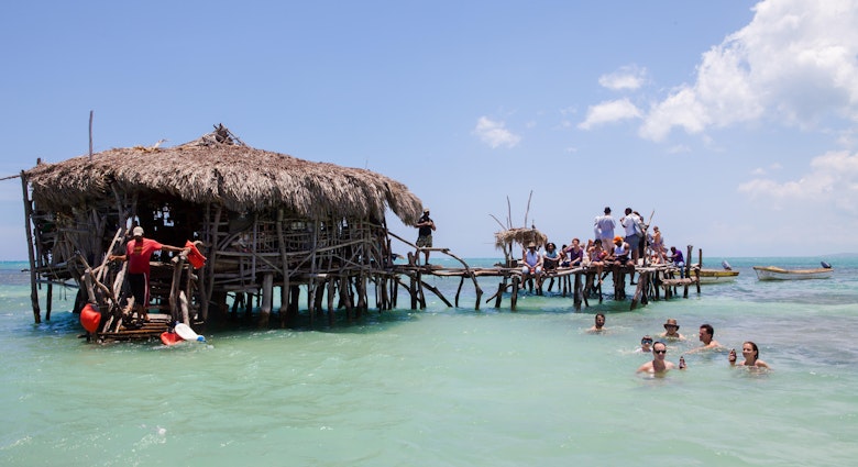 The famous Pelican bar located in the sea in Jamaica © Alamy