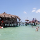 The famous Pelican bar located in the sea in Jamaica © Alamy