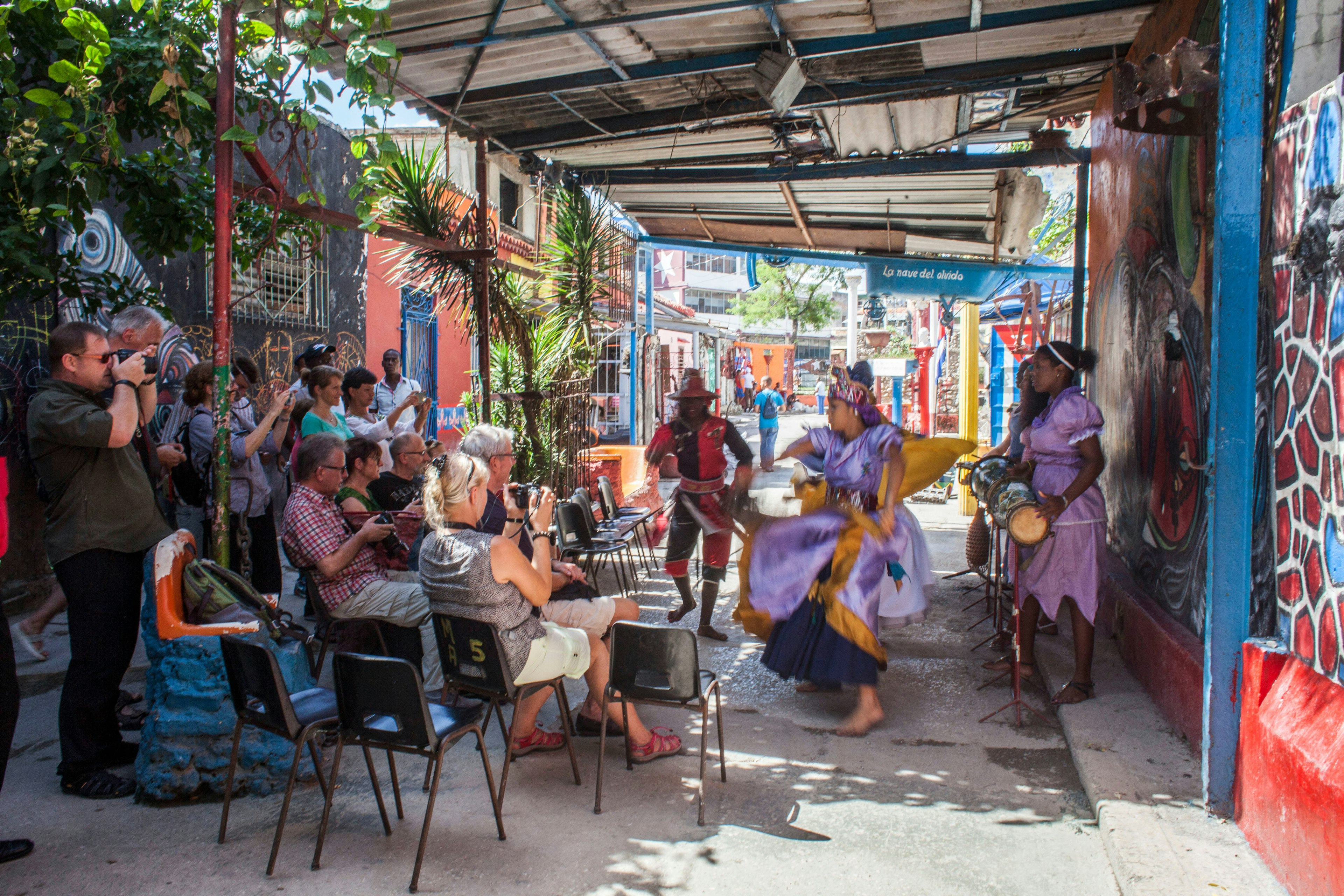 Young dancers perform for tourists in the Callejón de Hamel