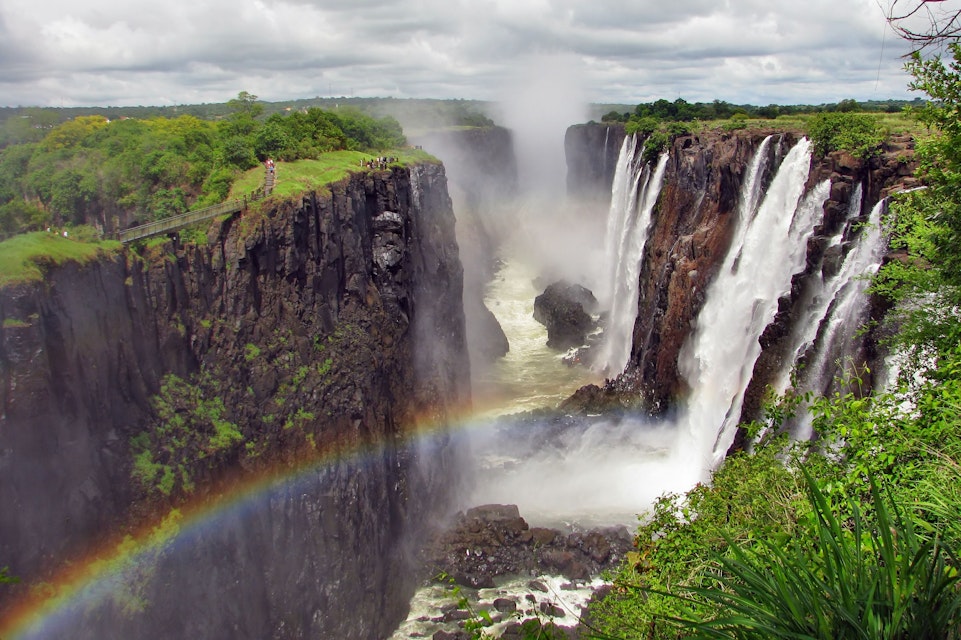 维多利亚州的彩虹落在Zambezi河上
