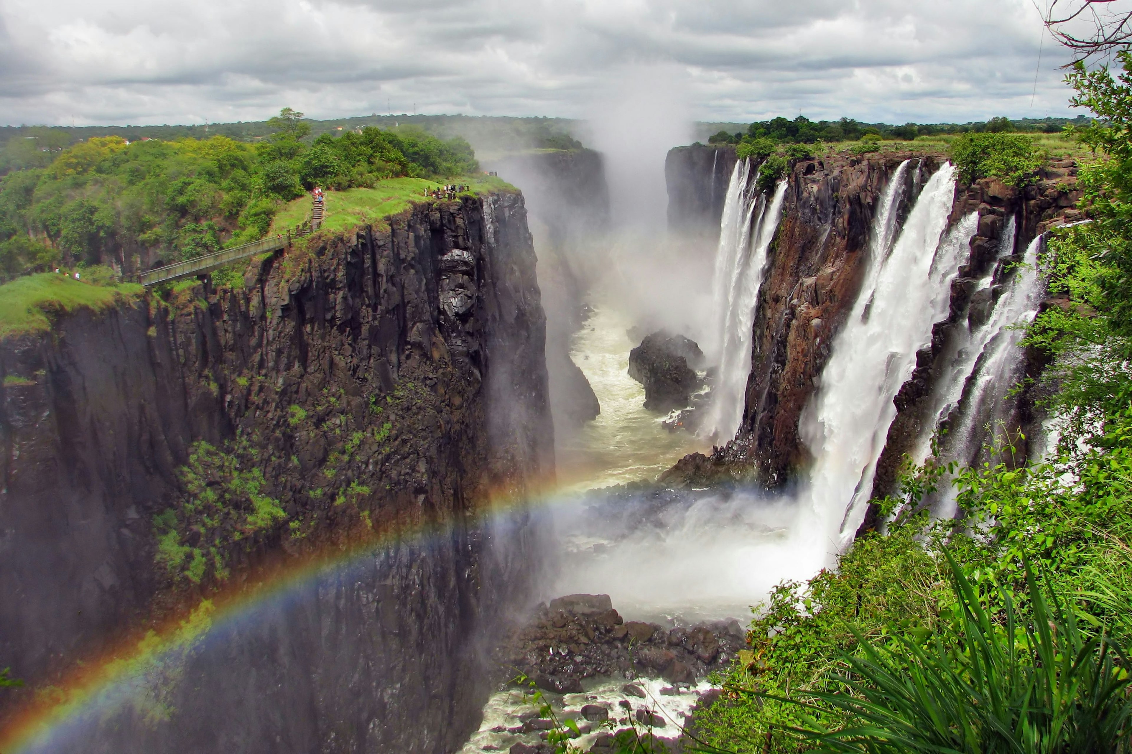Rainbow over Victoria Falls on Zambezi River © Shutterstock