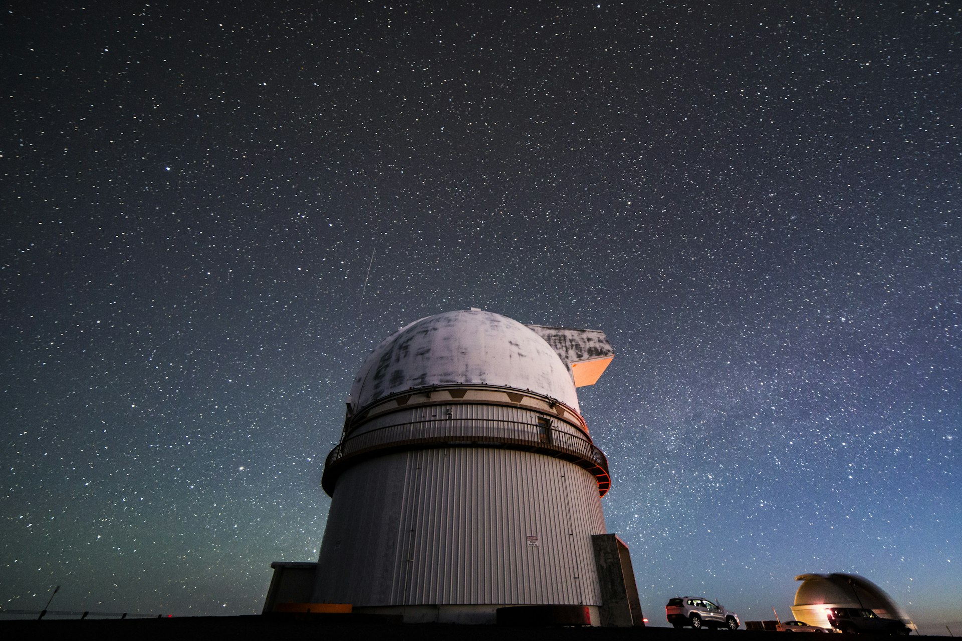 Observation telescope with a starry night sky in the background at Maunakea, Hawaii